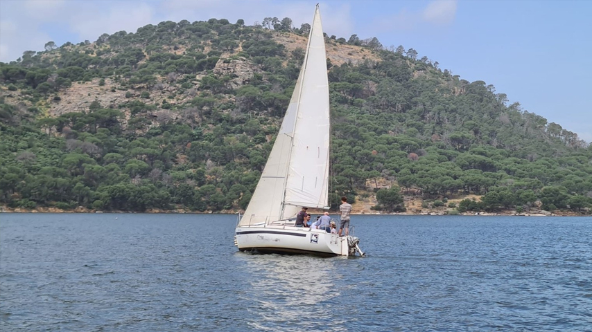 Prácticas de vela: El Albatros I navega a vela en aguas muy tranquilas del Embalse de San Juan