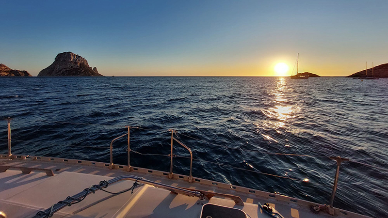 Puesta de sol con peñón al fondo