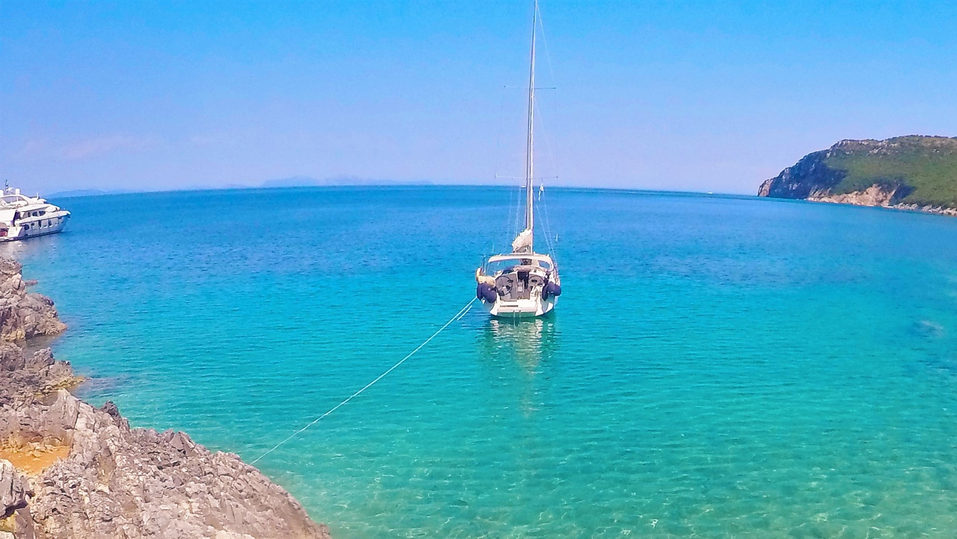 Velero fondeado en aguas turqueses- isla de Itaca