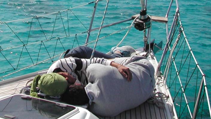 Una pareja descansa en proa