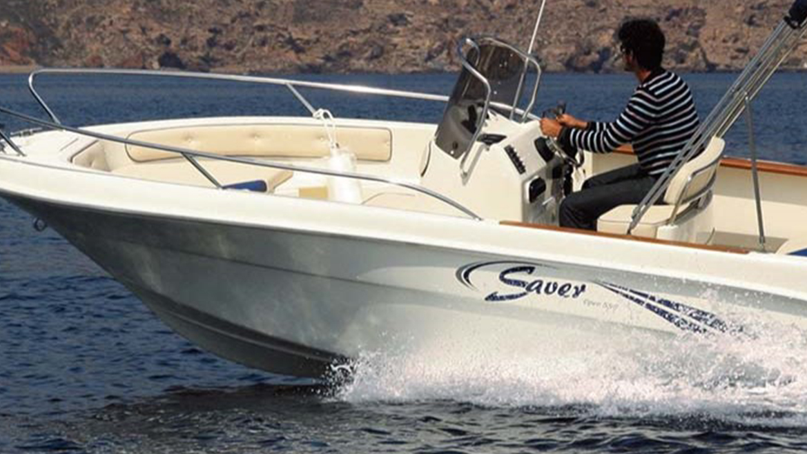 Joven navegando con barco de motor por el mar en las practicas del pnb