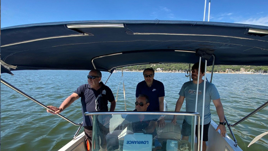 Barco parado con tripulantes a bordo – Titulín en embalse de San Juan