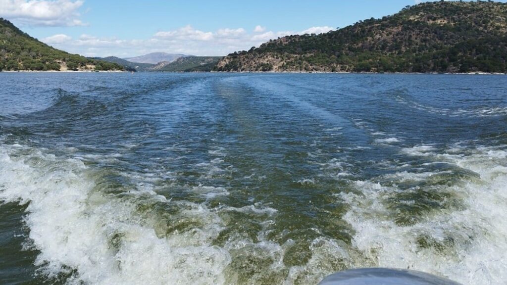 Estela de un barco en el embalse de San Juan en Madrid