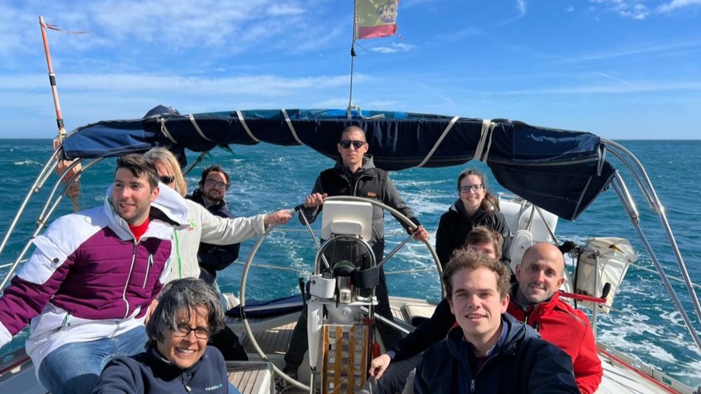 Albatros II fondeado cerca de Es Vedrá al atardecer en un día nuboso