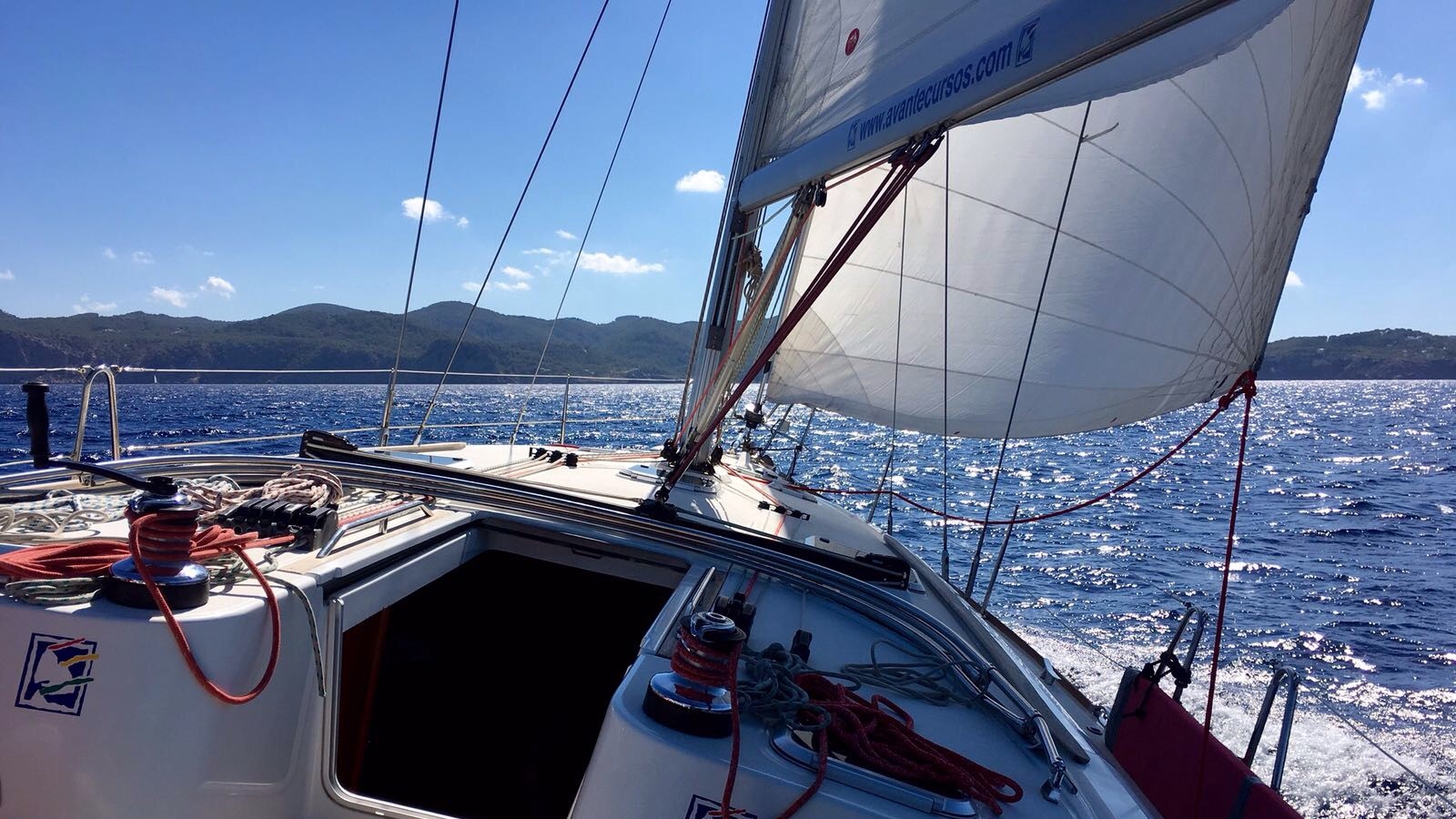 Un velero navega rumbo a la costa oeste de Ibiza