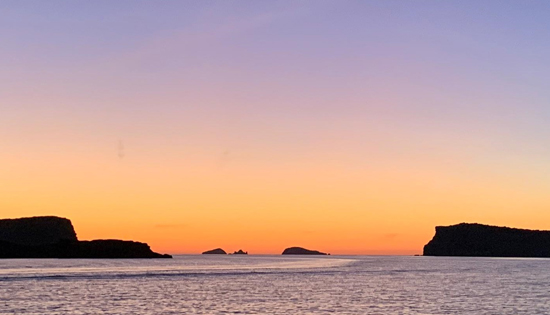 Precioso atardecer en el mar