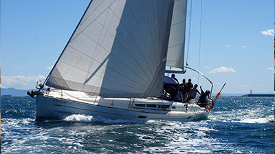 Un velero navega en el océano, Albatros II, Valencia Mar, para prácticas de navegación, vela y ampliación PER.