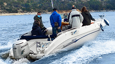 Grupo en barco en el agua, Avante II, Embalse San Juan, prácticas PNB y Licencia de Navegación.