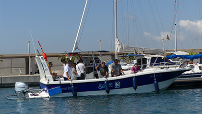 Grupo en barco realizando prácticas de vela y perfeccionamiento motor en Valencia.