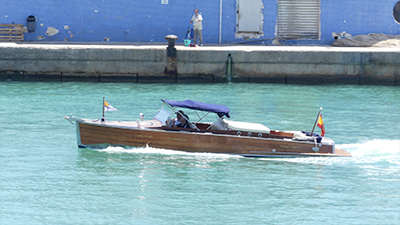 Barco navegando en aguas tranquilas