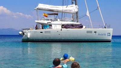 Un catamarán en el mar