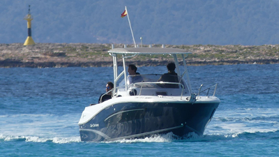 Dos personas en una lancha en el mar durante el Curso PNB presencial en Madrid.