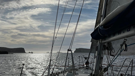 Atardecer navegando en barco de vela