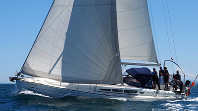 Un velero con una vela blanca