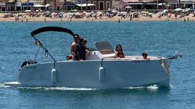 Familia navegando cerca de playa