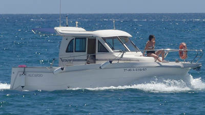 Una mujer en la popa de un barco durante el curso PNB presencial en Valencia