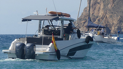 Yate con 2 motores y bandera de España navegando con otros barcos