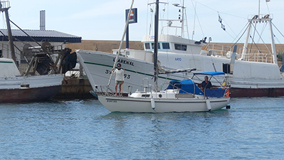 Barco navegando en aguas tranquilas