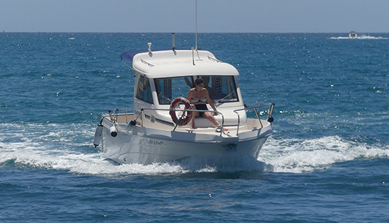 Barco navegando en un bote en alta mar