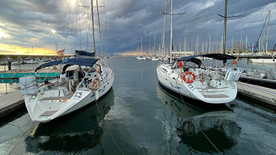 Vista de la marina de la escuela náutica de recreo con barcos atracados.