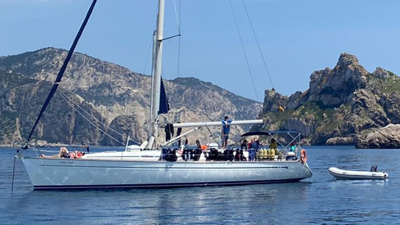 Un velero tripulado en el agua.