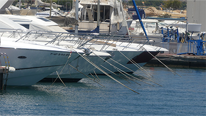 Barcos atracados en un puerto deportivo.