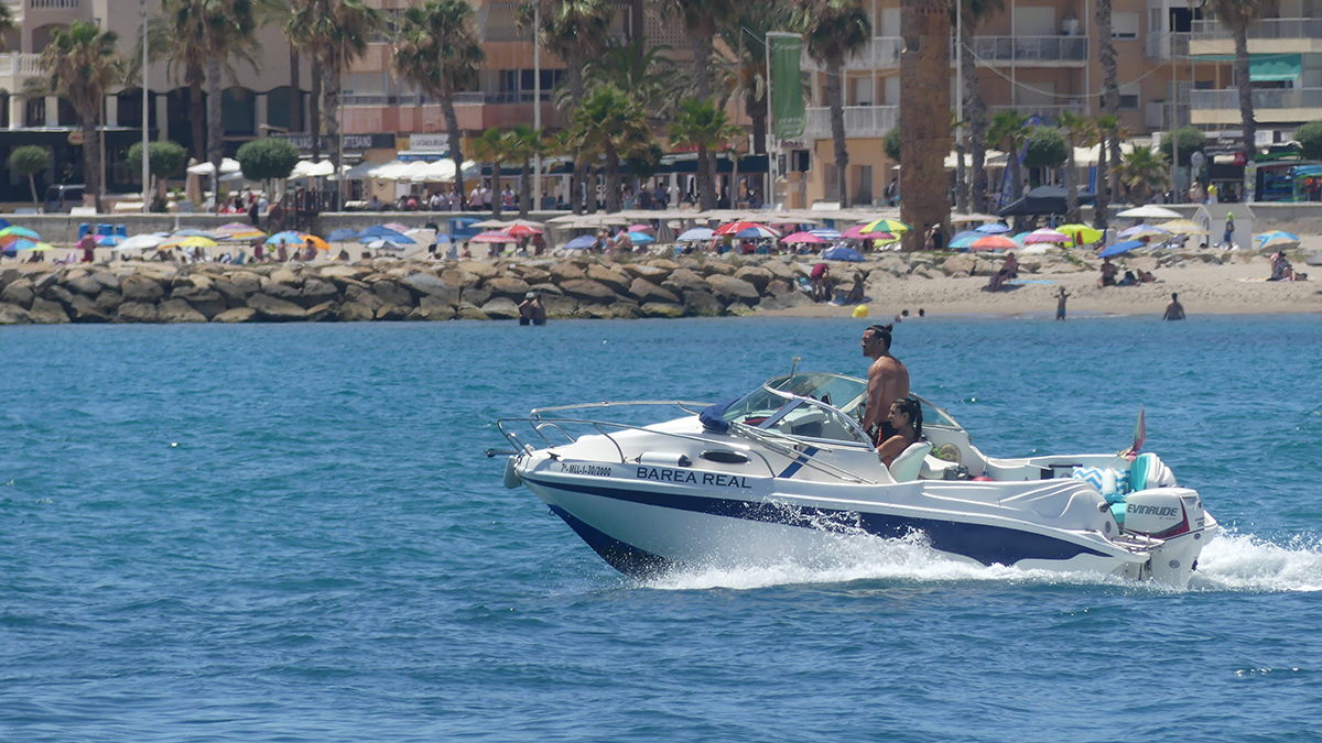 Un hombre disfrutando del yate cerca de la playa