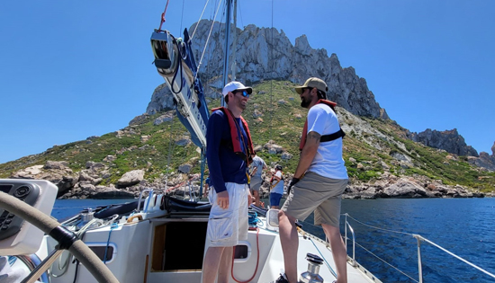 2 chicos hablando en la popa del barco