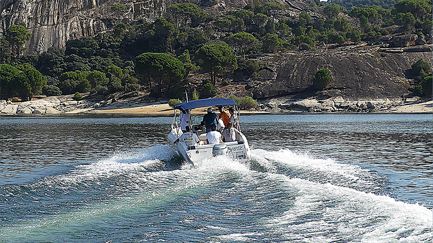 Barco navegando en el embalse de San Juan en las prácticas de PNB