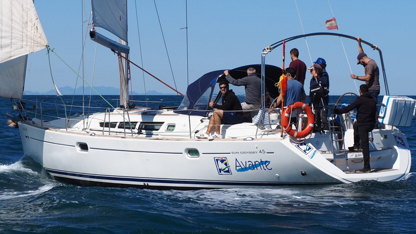 Personas realizando prácticas náuticas de vela en velero