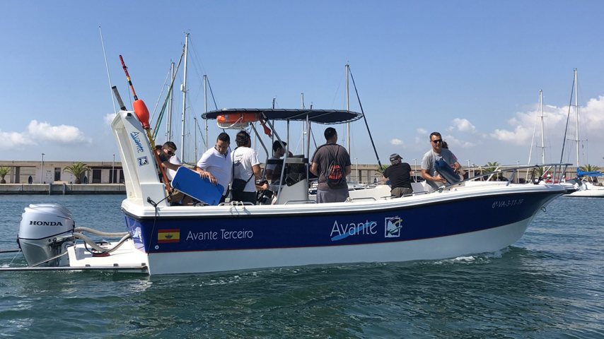 Tripulación en el barco avante terceiro en las prácticas de PER en valencia mar