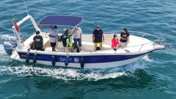 Barco azul y blanco navega en aguas de la Marina Real. Desembarque alumno practicas PER.