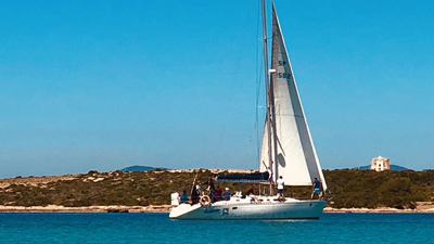 Velero en el mar con cielo azul. Práctica optativa de 24 h. de ampliación del PER para gobernar embarcaciones de hasta 24 m. de eslora.