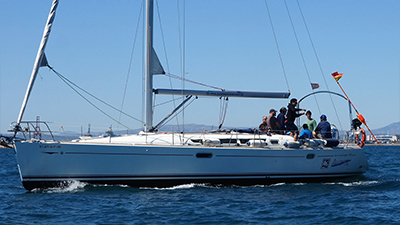 Un velero con personas navegando en el agua