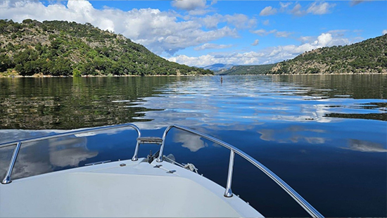 Aguas muy tranquilas entre montañas