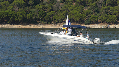 Barco navegando en el pantano en las prácticas náuticas