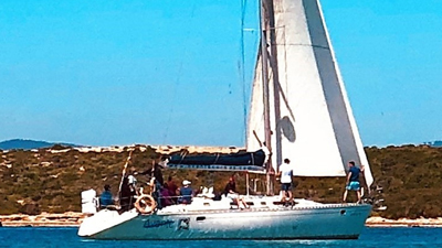 Velero navegando en en el mar, en aguas tranquilas