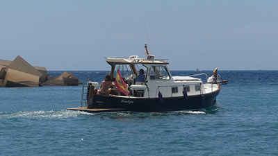 Barco navegando en el océano