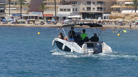 Imagen de un barco con tripulantes. Curso PNB presencial, sin horarios fijos, a tu propio ritmo.