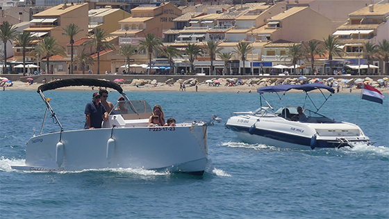 Grupo de amigos navegando en un barco en el océano.