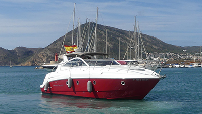 Embarcación de colores rojo y blanco en el mar