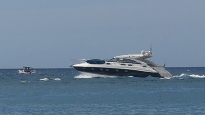 Barco con hombre navegando en el mar