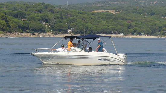 Barco realizando las prácticas de PNB en el Pantano de San Juan