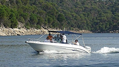 Barco navegando a velocidad de crucero en las prácticas de PNB en Madrid