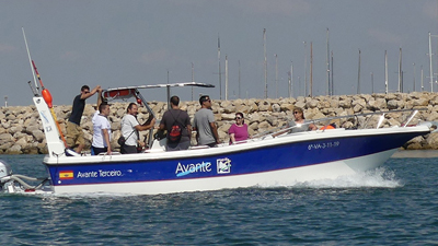 Barco saliendo de puerto con grupo de alumnos para las prácticas de PNB en Valencia