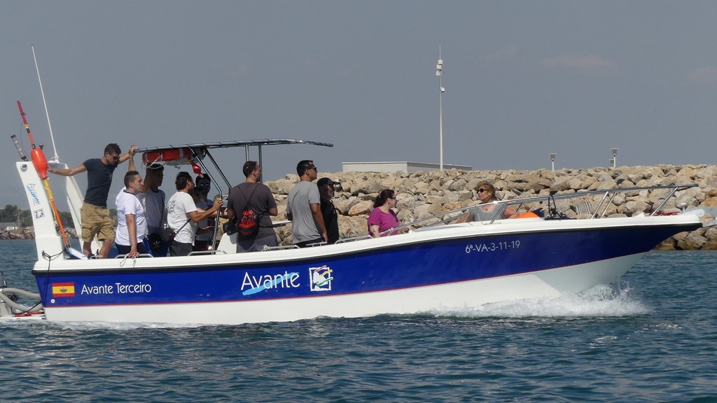 Tripulants navegando en las prácticas de patróon de barco