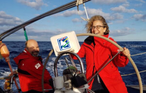 chica sonriente navegando en un velero