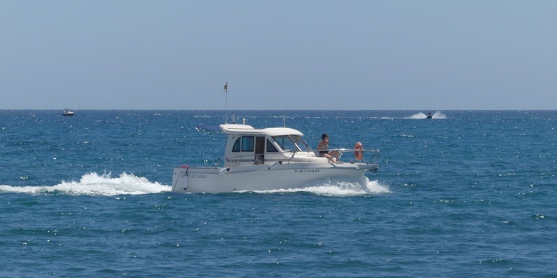 amigos navegando en el mar con su título PER