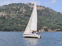 Practicando vela en aguas con monte al fondo